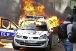 تظاهرکنندگان اتومبیل پلیس فرانسه را آتش زدند