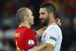 اینیستا و دلداری دادن به آردا توران (عکس)