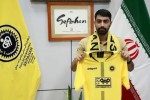 مهاجمی با سه فصل آقای گلی ، به سپاهان پیوست
