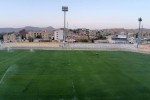 گل آلود شدن بازیکنان در چمن بد کیفیت/ حضور تماشاگر در تپهها