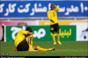 مهدی تاج، رئیس اصفهانی سازمان لیگ برتر فوتبال نیز در ورزشگاه فولادشهر