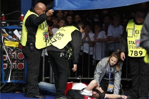 سقوط یک هوادار لهستانی از سکوی ورزشگاه