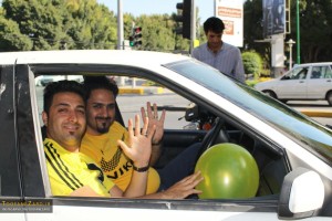 تصاویری از حضور هواداران سپاهان در کنار هتل آسمان