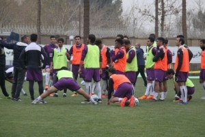 تمرین زرد پوشان پشت درهای بسته