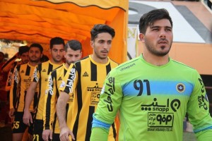 هواداران چشم انتظار پیروزی در مشهد