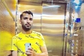 استوری مسلمان با لباس زرد!