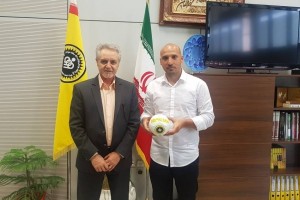 حضور مربی دروازه بانهای سپاهان در باشگاه