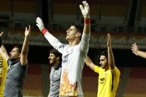 سپاهان با یک دروازهبان مقابل نساجی