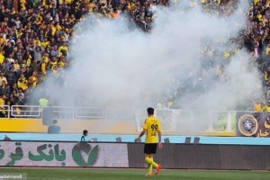 شکستن صندلیها توسط پرسپولیسیها