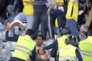 به پسر ۱۰ سالهام رحم نکردند / سپاهانیها زیر فشار سنگ و صندلی بودند